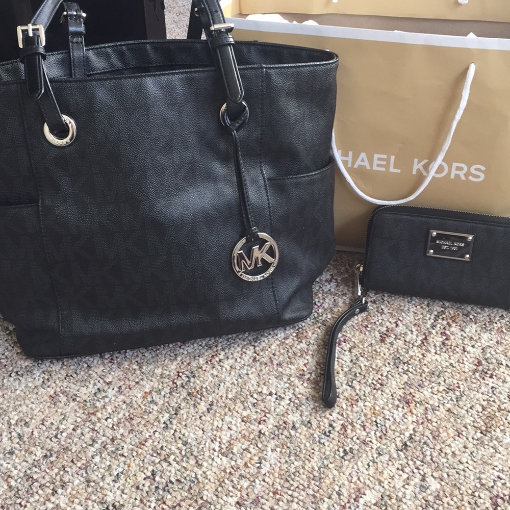 Michael Kors black leather signature purse